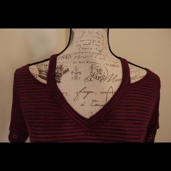 New with tags Off shoulder cut out v-neck takara - Picture 8 of 8